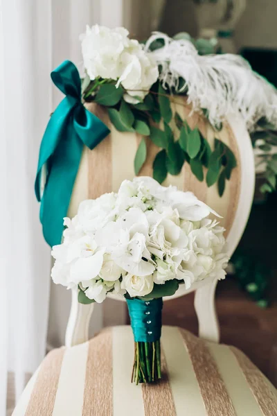 Boeket van witte rozen op de stoel, bruiloft close-up — Stockfoto