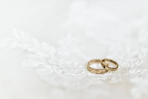 Anneaux de mariage sur robe de mariée, gros plan — Photo