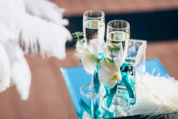 Copos de vinho de luxo com champanhe, decoração de casamento — Fotografia de Stock