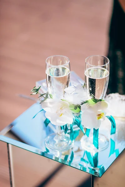 Bicchieri di vino di lusso con champagne, decorazione di nozze — Foto Stock