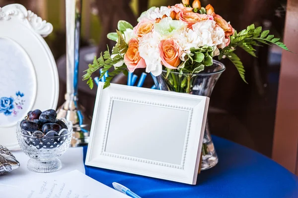 Uitnodiging bruiloft op tafel — Stockfoto