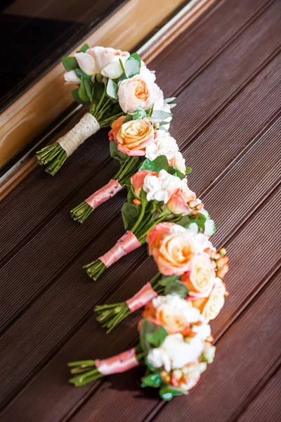 Пять свадебных букетов роз — стоковое фото
