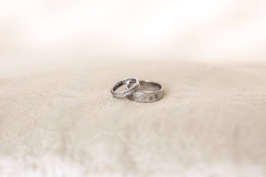 Alyans dantel üzerinde