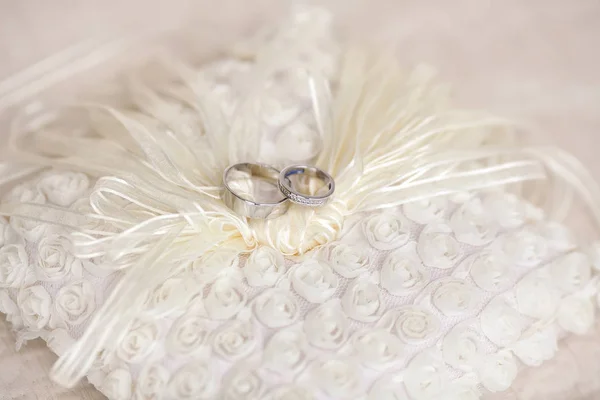 Snubní prsteny na krajky — Stock fotografie