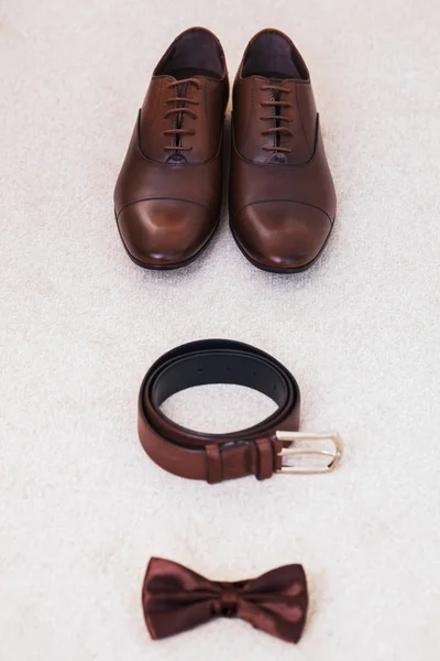 Brown leather mens shoes with belt, bow-tie. Set groom accessories. — Stock Photo, Image