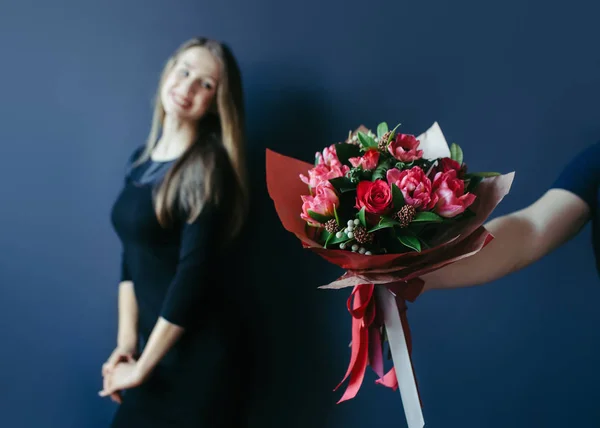 かわいい女の子の彼氏の贈り物として赤いチューリップの花束. — ストック写真