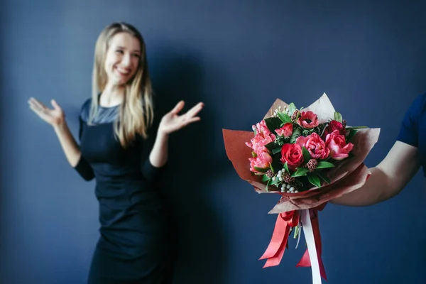 かわいい女の子の彼氏の贈り物として赤いチューリップの花束. — ストック写真