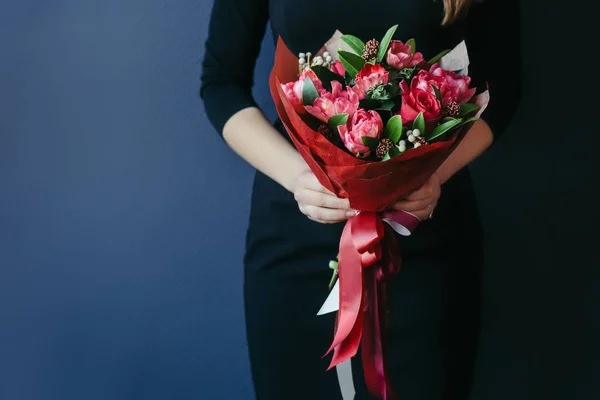 母親の手の中の赤いチューリップの花束。丹念. — ストック写真