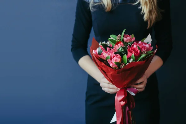 Boeket van rode tulpen in girs handen. Onherkenbaar. — Stockfoto