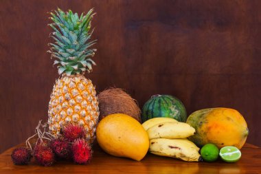 Tropikal meyve üzerinde ahşap masa, yakın çekim