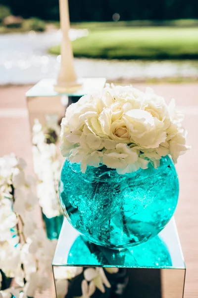 Bruiloft florale decoraties voor ceremonie — Stockfoto
