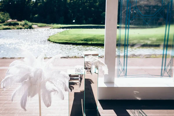 Decoración de la boda de plumas en cuaderno. Al aire libre, sin gente — Foto de Stock