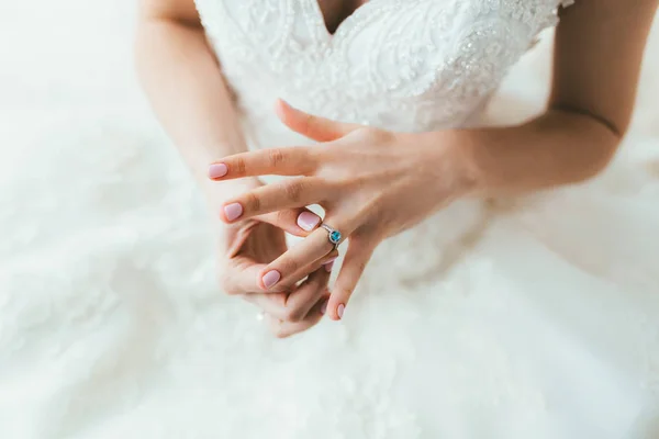 Рука невесты с кольцом. Крупный план — стоковое фото