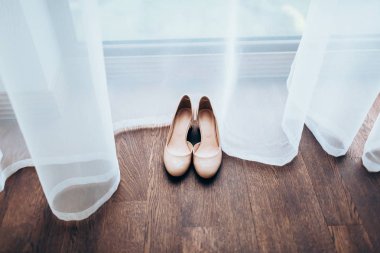 Şeftali parlak Bayan Ayakkabı ahşap zemin ve tül