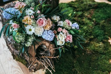 Çiçek dekorasyon ahşap düğün töreni için ile. Modern dekorasyon konsepti.
