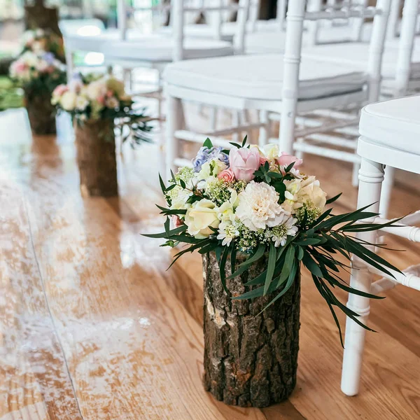 Ramo de boda en jarrón de madera en el suelo en lugar de ceremonia —  Fotos de Stock