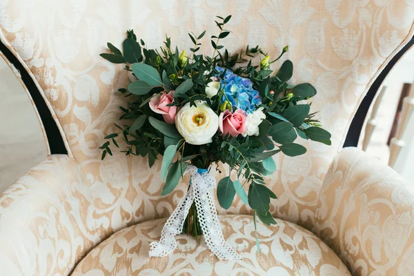 Свадебный букет из свежих цветов для невесты, стоящей на кресле — стоковое фото