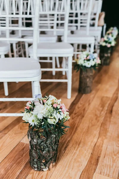 Bröllop bukett i timmer vas på golvet i ceremonin plats — Stockfoto