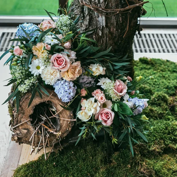 Blumenschmuck mit Holz für die Trauung. Modernes Dekorkonzept. — Stockfoto