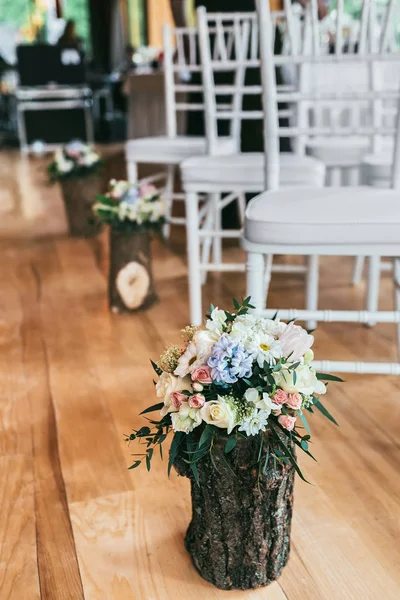 Buquê de casamento em vaso de madeira no chão no local da cerimônia — Fotografia de Stock