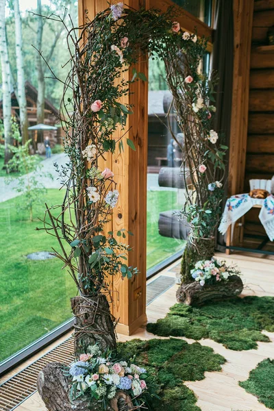 結婚式のための材木の花飾り。モダンな内装のコンセプト. — ストック写真