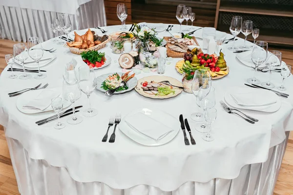 Table ronde de restaurant servi de luxe pour un dîner festif — Photo