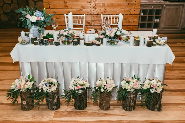Свадебный стол подается роскошь для молодоженов — стоковое фото