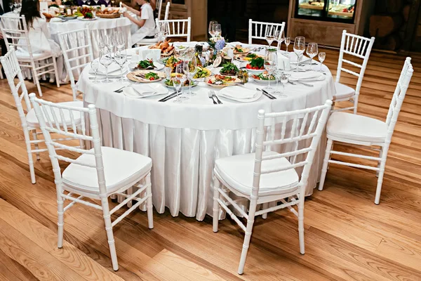 Mesa redonda restaurante servido luxo para o jantar festivo — Fotografia de Stock