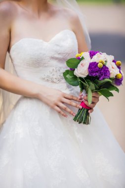 Gelin holding hassas evlilik buket