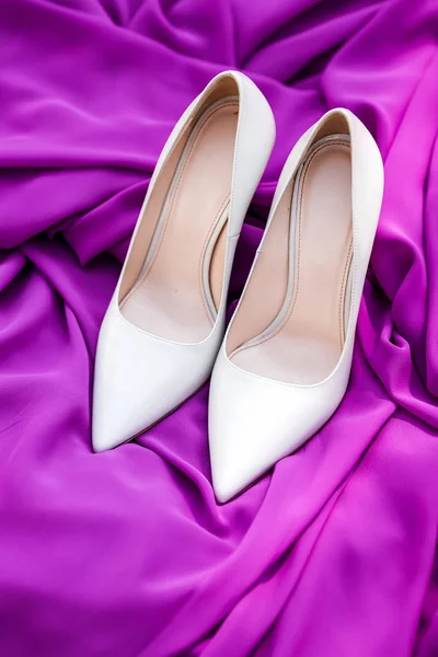 Çift zarif gelinler beyaz ayakkabıları — Stok fotoğraf