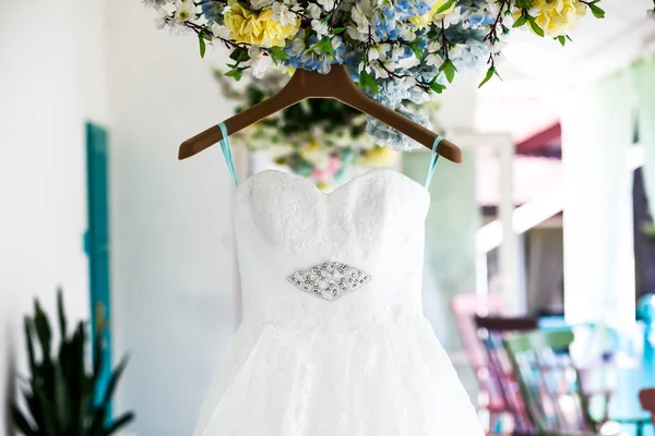 Vestido de novia beige cuelga de la clavija en la araña —  Fotos de Stock