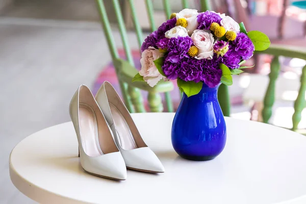Bukiet ślubny, kwiaty różowe i fioletowe i buty — Zdjęcie stockowe