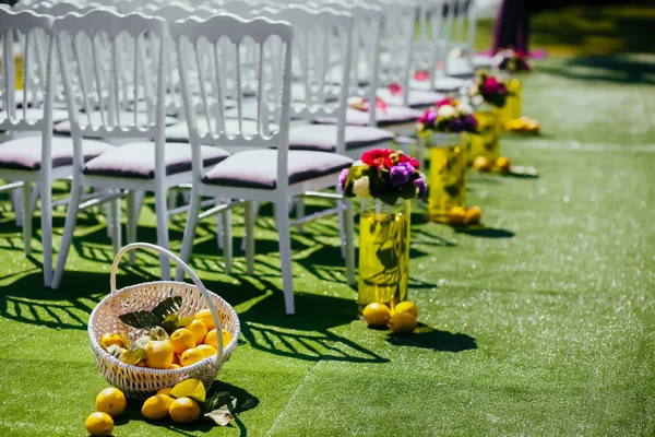 Esküvői székek Árkádsor mindkét oldalán — Stock Fotó