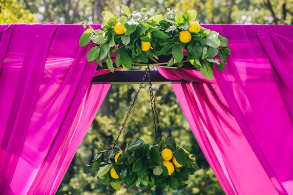Archway piękny ślub. Arch, ozdobione purpurowe tkaniny i cytryny — Zdjęcie stockowe