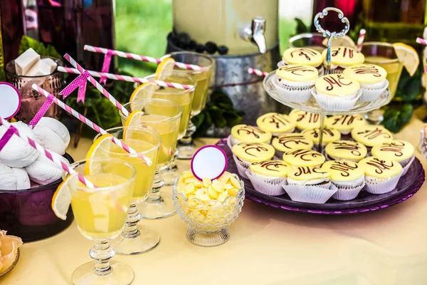 Finom édességek és italok, desszert asztalon tartózkodik — Stock Fotó