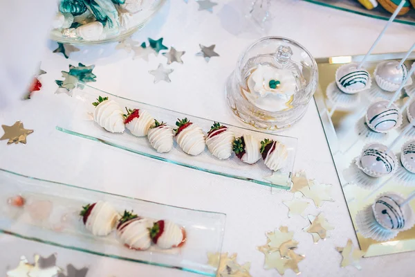 Läckra sweeties stående på dessertbordet — Stockfoto
