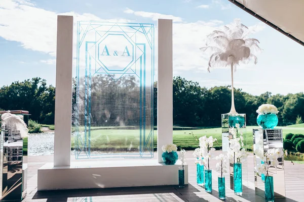 Arco de casamento com buquês de peão branco e flores de orquídea — Fotografia de Stock