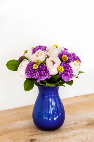 ピンクと紫の花の花束を飾る結婚式 — ストック写真