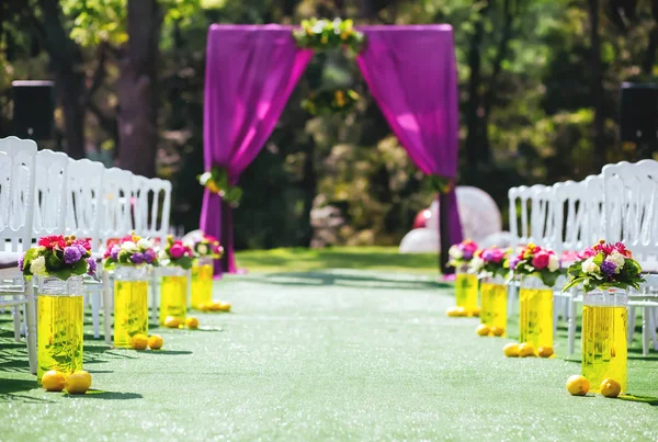 Belle arche de mariage avec chaises de chaque côté — Photo