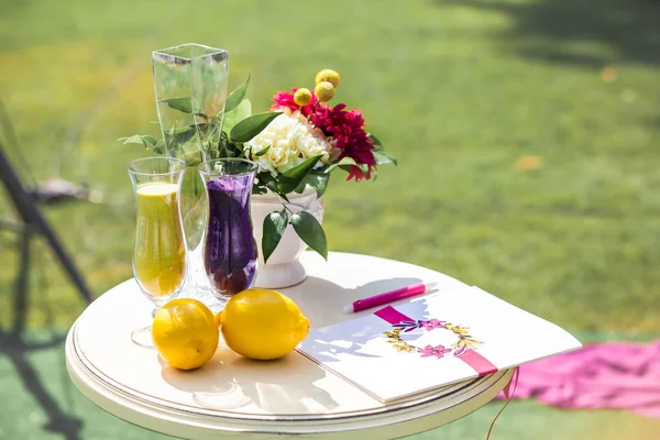 Litet bord med hälsning album och Färgad sand i glas — Stockfoto