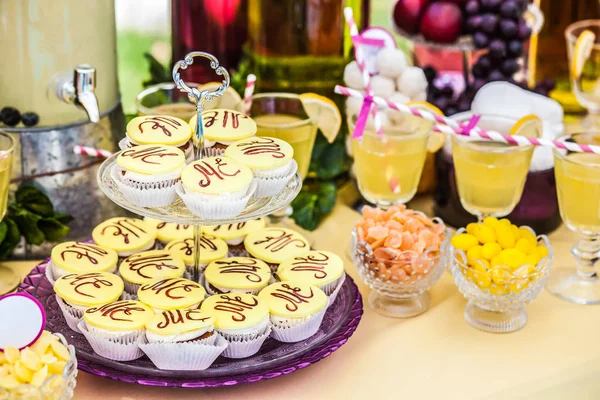 Deliciosos dulces y bebidas, permaneciendo en la mesa de postres —  Fotos de Stock