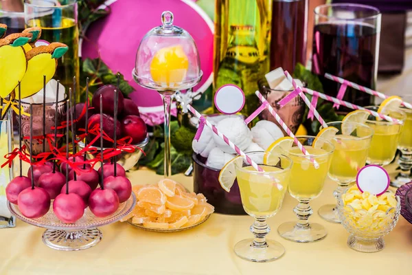 Deliciosos dulces y bebidas, permaneciendo en la mesa de postres — Foto de Stock