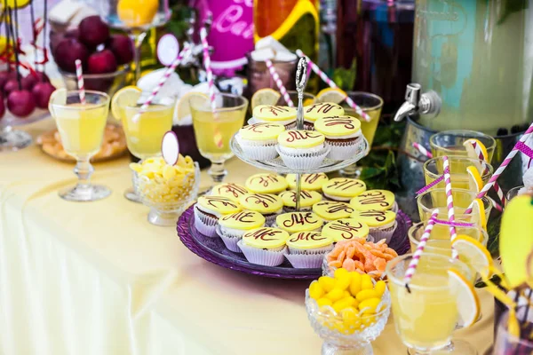 Deliciosos dulces y bebidas, permaneciendo en la mesa de postres — Foto de Stock