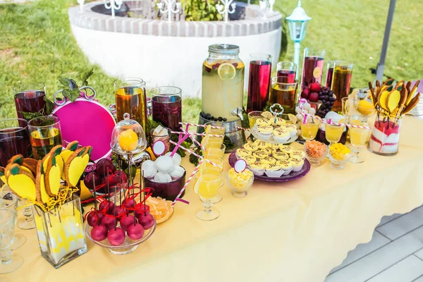 Doces deliciosos e bebidas, ficando na mesa de sobremesa — Fotografia de Stock