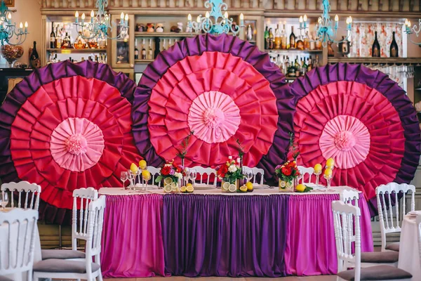 Table de jeunes mariés décorée avec bouquet et citrons — Photo