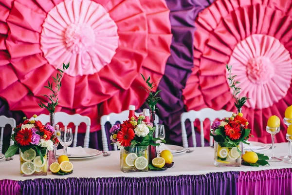 Mesa de recién casados decorada con ramo y limones —  Fotos de Stock
