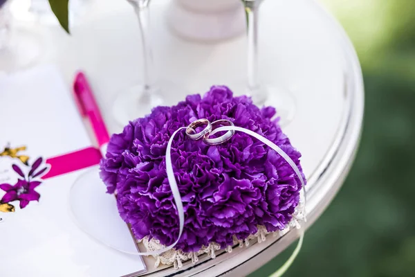 Esküvő gyűrű a lila támogatása — Stock Fotó