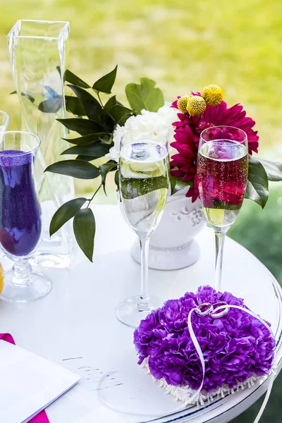 Mesa pequena com álbum de saudação e anéis de casamento — Fotografia de Stock