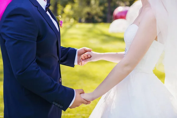 新婚夫妇住臂挽着臂，与结婚戒指 — 图库照片