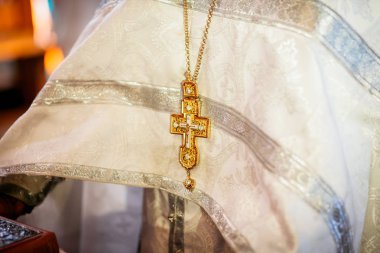 Rahip takım, Hıristiyan kavramı üzerinde altın haçı